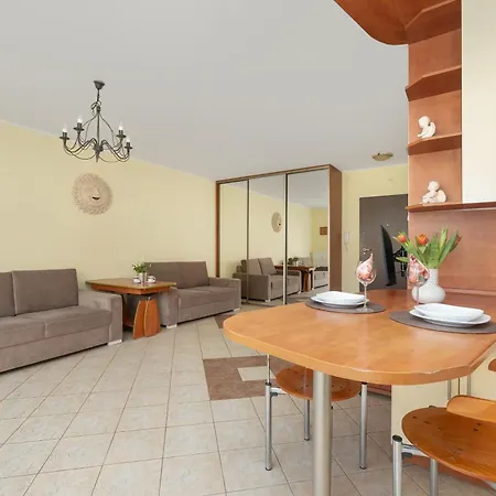 Jasny I Delikatny Sun Seasons 24 W Kolobrzegu By Renters كولوبرزيغ